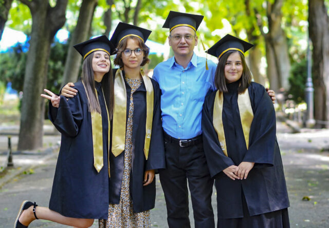Drie IKN-meiden studeren af in Roemenië