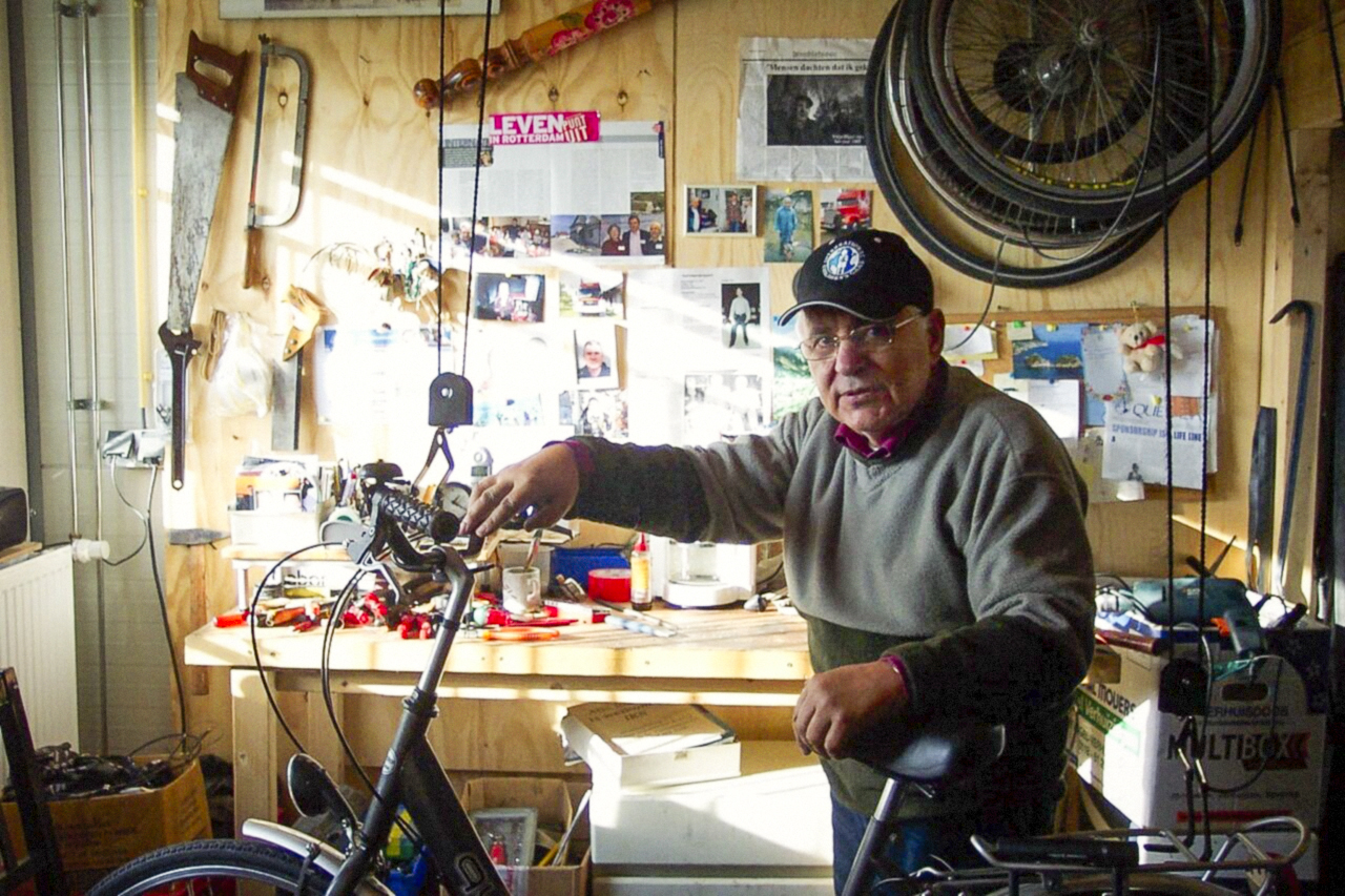 Dimitri's werkplek in Zwijndrecht https://internationalekinderhulp.nl/wp-content/webpc-passthru.php?src=https://internationalekinderhulp.nl/wp-content/uploads/2021/09/Dimitri-werkplek-Zwijndrecht-def-1080pix.jpg&nocache=1